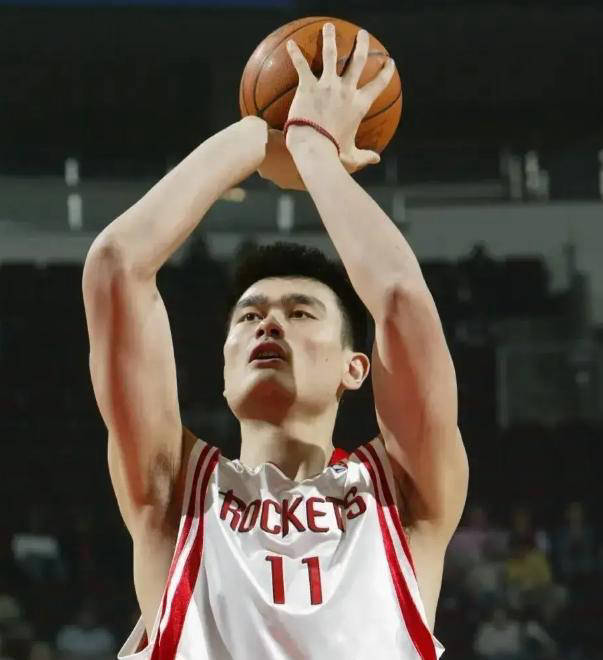 姚明未能进入NBA75大巨星榜单确实遗憾，但他的荣耀不可(kě)忽视